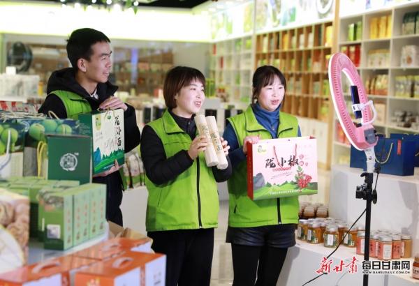 隴南市成縣陳院鎮(zhèn)隴小南帶貧電商基地，主播正在直播銷售“土年貨”。：（圖片2）李旭春攝影.JPG