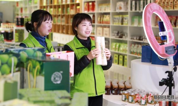隴南市成縣陳院鎮(zhèn)隴小南帶貧電商基地，主播正在直播銷售“土年貨”。：（圖片4）李旭春攝影.JPG